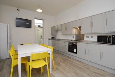 7 bed house, 1 Radnor Street, City Centre, Plymouth, PL48DR - Image 2